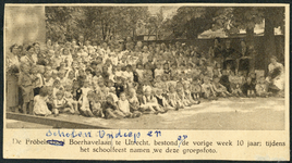 502203 Groepsportret van de leerkrachten en kinderen van de Fröbelscholen Ondiep 63 en Boerhaavelaan te Utrecht, op de ...